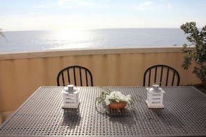 A comfy dining table in the terrace