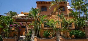 Welcome to Casa Limon.  Steps to the beach, shops, restaurants and galleries.