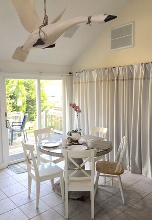 Dining area with seating for 6 guests . Large capacity w/d
behind curtains 