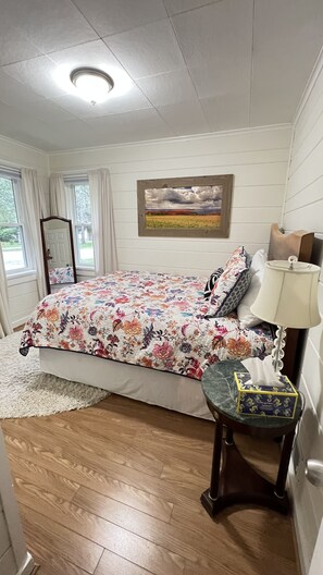 Second bedroom with a queen bed