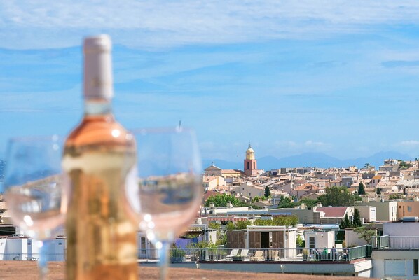 La bouteille de rosé qui vous attend au frais pour votre arrivée !