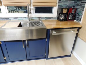 Farmhouse sink and dishwasher