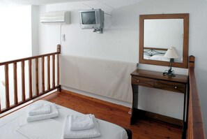 studio bedroom #2