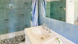 Alma Bay Holiday Unit 3 - Bathroom