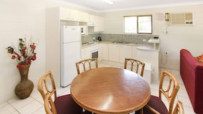 Alma Bay Holiday Unit 4 - Kitchen/Dining