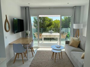 Perfect flat for teleworking. 300MB fiber WIFI.