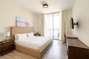 Elegante habitación principal con cama cómoda y decoración contemporánea. Disfruta de un descanso reparador en este espacio tranquilo y acogedor.