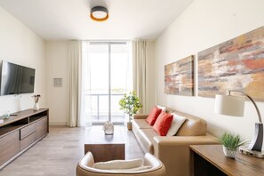 Acogedor y luminoso salón con decoración moderna y vistas al mar. Disfruta de la comodidad y el estilo en este espacio perfecto para relajarte
