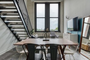 Dining area seats 6