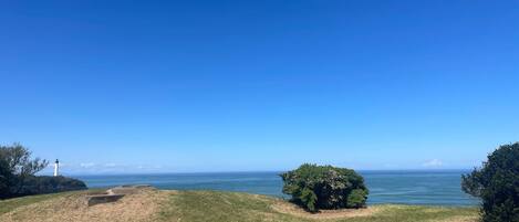 Vue sur le Phare de Biarritz depuis le jardin en façade