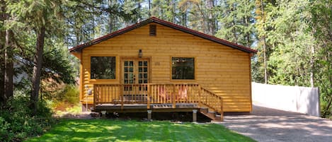 Beautiful cabin located in the West Glacier Village