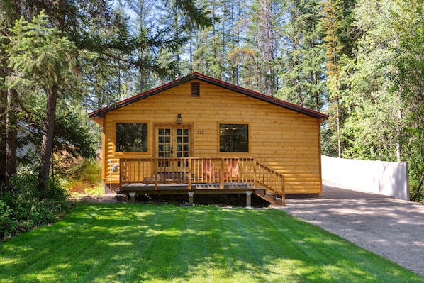 Beautiful cabin located in the West Glacier Village