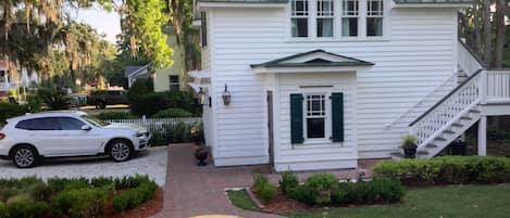 Private cottage downtown Beaufort!