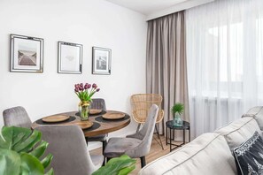 Living room of Szkolna 13/35 apartment with dining area, sofa and tv