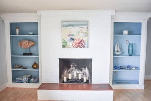The beachy feel and ocean decor add to the tranquility and peace you feel while in the Blue Heron Cottage.