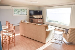 The living area allows you to gather with friends and family enjoying each other's company without being in anyone's space. There's plenty of room for - reading, playing games, having a snack at the bar/island or gazing out the large window!