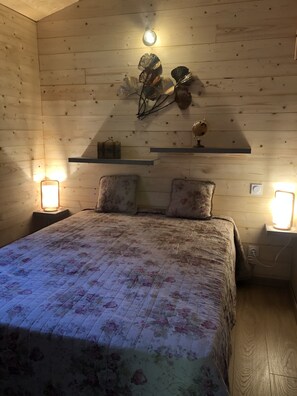 Chambre lit 140 - coin rangement penderie 