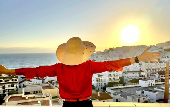 Balcony/Terrace,Beach,City view,Sea view,Sunset