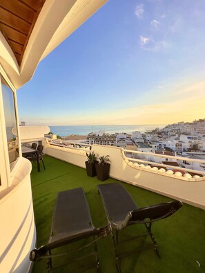 Balcony/Terrace,Beach,Sea view,Swimming pool,Sunset