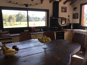 Grande cuisine, vue panoramique sur la forêt 