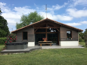 Plein sud avec jacuzzi 5 places, grande terrasse, pergola et salon de jardin