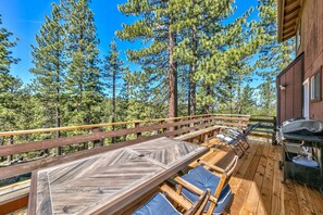 If you prefer to dine al fresco, step on out to the patio and take a seat around the outdoor dining table for 5.