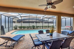 Outdoor dining around the pool