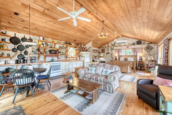 The cabin was well stocked and very comfortable.  Jennie Oct 23

