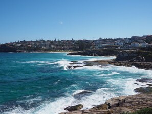 4 mins drive to Bronte Beach