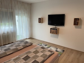 Schlafzimmer 1 mit eigenem TV