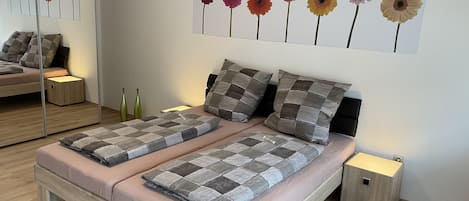 Schlafzimmer 1