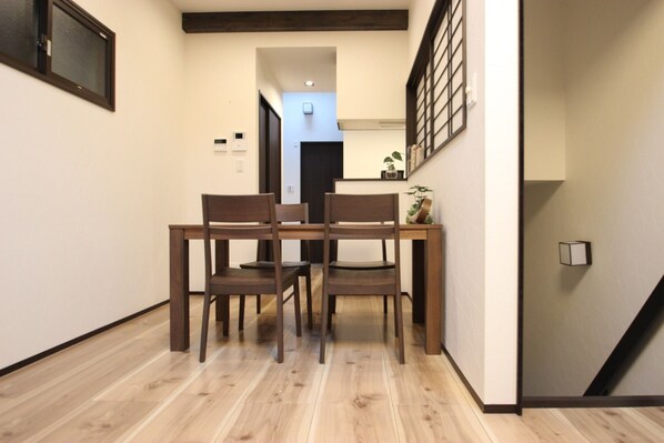 A spacious living room where you can have meals and parties with a large number of people!