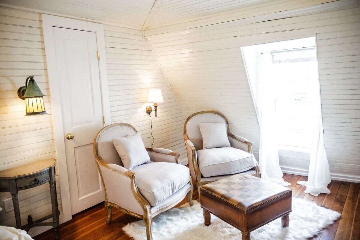 Fairytale Loft Suite | 1 bed, 1 bath Luxury Apartment in Downtown Belmont