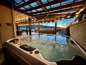 8 Person hot tub