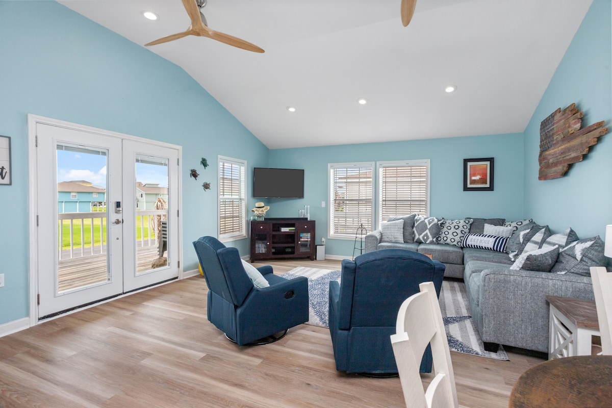 Retreat to Wave On Wave in a quiet neighborhood with wheelchair ramp