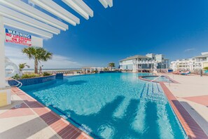 Large Infinity Pool and Spa