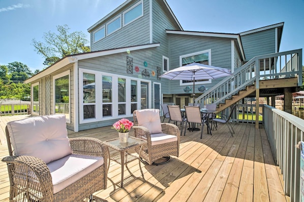 Willis Vacation Rental | 4BR | 3.5BA | 3-Story House | 2,000 Sq Ft