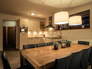 Cabinetry, Controsoffitto, Tavolo, Proprietà, Mobilia, Legna, Elettrodomestico, Interior Design, Sedia, Cucina