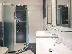 Miroir, Robinet, Luminaire Plomberie, Propriété, Évier, Salle De Bains, Lavabo, Douche, Rectangle