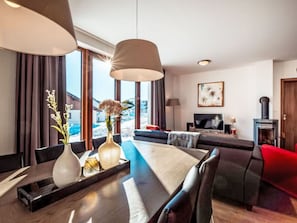 Eigentum, Möbel, Tabelle, Gebäude, Komfort, Interior Design, Holz, Wohnzimmer, Bilderrahmen, Flooring