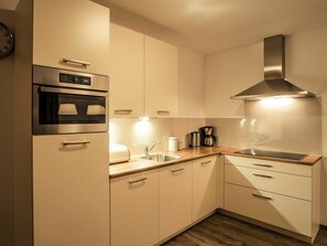 Cabinetry, Countertop, Küche, Gebäude, Küchengerät, Beleuchtung, Holz, Interior Design, Schublade, Flooring