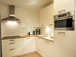Cabinetry, Countertop, Eigentum, Gebäude, Küche, Küchengerät, Herd, Schublade, Holz, Haushaltsgerät