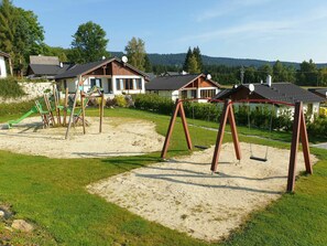 Pflanze, Himmel, Eigentum, Baum, Schatten, Grundstueck, Haus, Wolke, Freizeit, Gebäude