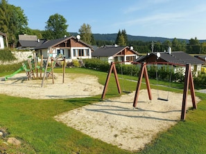 Pflanze, Himmel, Eigentum, Baum, Schatten, Grundstueck, Haus, Wolke, Freizeit, Gebäude