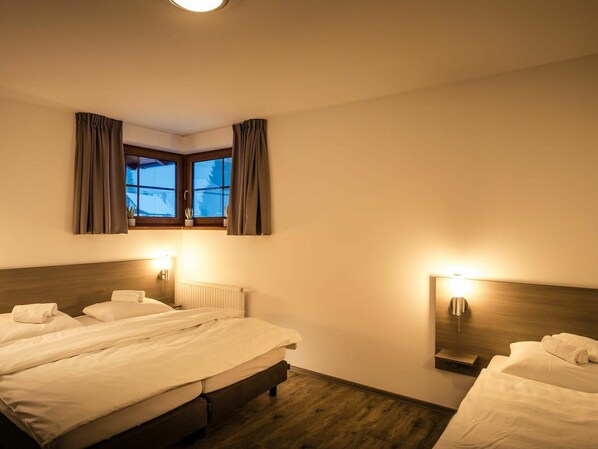Möbel, Eigentum, Gebäude, Komfort, Licht, Fenster, Holz, Bett, Textil, Kissen
