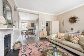 Green & Leafy  – 2 Bedroom in Clapham (2181)