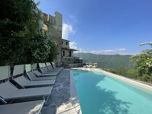 Hügel, Bergstation, Schwimmbad, Gebirge, Steigung, Senke, Gartenmöbel, Balkon, Bergdorf, Villa