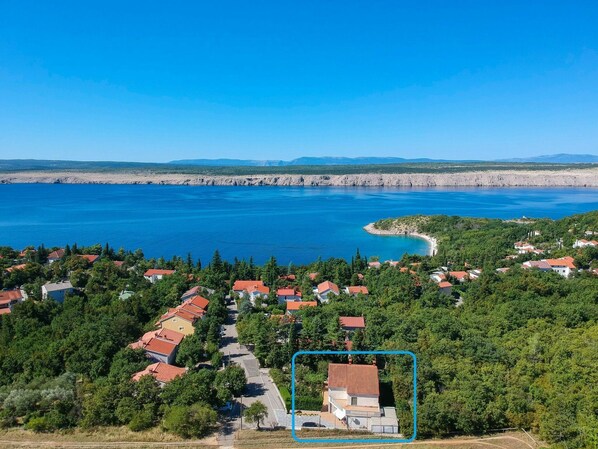 Wasser, Himmel, Eigentum, Pflanze, Azurblau, Natur, Natürliche Landschaft, Gebäude, Baum, See