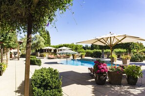 Sports pool is pefect for a game of water volleyball 