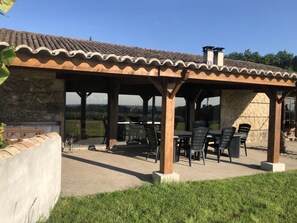 Undercover terrace with large table for 8
Located outside the living room